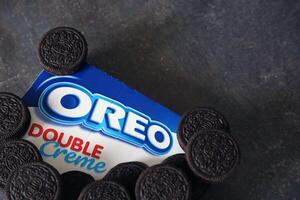 Kiew, Ukraine - - 4 dürfen, 2023 Oreo doppelt Creme Sandwich Kekse mit Sahne Füllung schließen oben foto