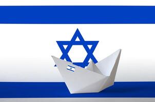 Israel Flagge abgebildet auf Papier Origami Schiff Nahaufnahme. handgemacht Kunst Konzept foto