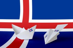Island Flagge abgebildet auf Papier Origami Flugzeug und Boot. handgemacht Kunst Konzept foto