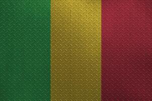 Mali Flagge abgebildet im Farbe Farben auf alt gebürstet Metall Teller oder Mauer Nahaufnahme. texturiert Banner auf Rau Hintergrund foto