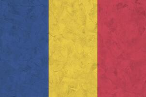 Rumänien Flagge abgebildet im hell Farbe Farben auf alt Linderung Verputzen Mauer. texturiert Banner auf Rau Hintergrund foto