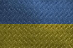 Ukraine Flagge abgebildet im Farbe Farben auf alt gebürstet Metall Teller oder Mauer Nahaufnahme. texturiert Banner auf Rau Hintergrund foto