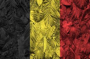 Belgien Flagge abgebildet auf viele Blätter von Monstera Palme Bäume. modisch modisch Hintergrund foto