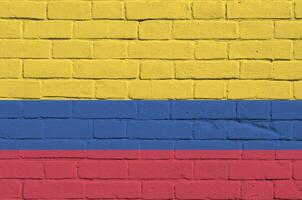 Kolumbien Flagge abgebildet im Farbe Farben auf alt Backstein Mauer. texturiert Banner auf groß Backstein Mauer Mauerwerk Hintergrund foto