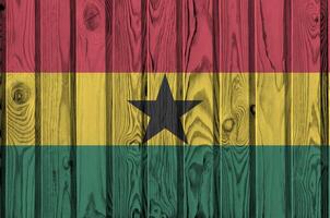 Ghana Flagge abgebildet im hell Farbe Farben auf alt hölzern Mauer. texturiert Banner auf Rau Hintergrund foto