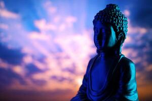 Buddha Purnima und vesak Tag Konzept, Buddha Statue mit niedrig Schlüssel Licht gegen schön und bunt Hintergrund. Meditation foto