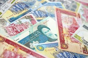 groß Stapel von iranisch Rial irr Banknoten von ich rannte wie das Hintergrund auf eben Oberfläche foto