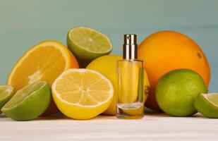 Parfüm mit Zitrusfrüchte Auszüge. selektiv Fokus. Spa Tag, Konzept von Frische Parfüm Flasche mit Zitrone Limette und Orange foto