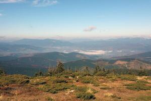 montieren hoverla hängend Gipfel von das ukrainisch Karpaten gegen das Hintergrund von das Himmel foto