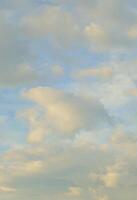 Ein blauer bewölkter Himmel mit vielen kleinen Wolken, die die Sonne blockieren foto