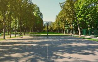 Basketballplatz auf der leeren Straße. für Konzepte wie Sport und Bewegung und gesunde Lebensweise foto