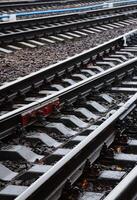 Fotofragment der Eisenbahnschienen bei Regenwetter foto