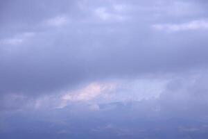 schön Wolke Formationen im das Himmel mit Sonnenlicht hinter. Weiß Wolken auf dramatisch Blau Himmel foto