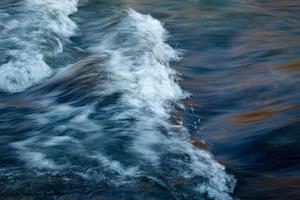 coole Welligkeit an einem kleinen Fluss foto