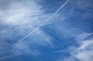 Dämpfe verfolgen die Landebahnen von Flugzeugen am Himmel foto