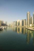Dubai, Vereinigte Arabische Emirate, 6. Mai 2015 - Blick auf moderne Wolkenkratzer in Dubai Marina in Dubai, Vereinigte Arabische Emirate. Wenn die gesamte Entwicklung abgeschlossen ist, wird es mehr als 120.000 Menschen aufnehmen. foto