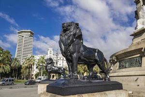 barcelona, spanien, 8. oktober 2019 - nicht identifizierte menschen nach dem denkmal von christopher kolumbus in barcelona, spanien. Dieses 60 m hohe Denkmal wurde 1888 erbaut. foto