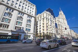 Madrid, Spanien, 16. März 2016 - Unbekannte Personen bei Gran Via in Madrid. es ist die älteste und wichtigste einkaufsstraße in madrid. foto