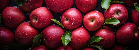 ai generiert oben Aussicht von saftig rot Äpfel mit frisch Wasser Tropfen, beschwingt und reif zum gesund Essen - - Ideal zum Obst Hintergründe und natürlich Essen Themen foto