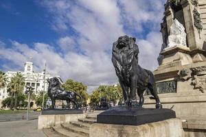 barcelona, spanien, 8. oktober 2019 - nicht identifizierte menschen nach dem denkmal von christopher kolumbus in barcelona, spanien. Dieses 60 m hohe Denkmal wurde 1888 erbaut. foto