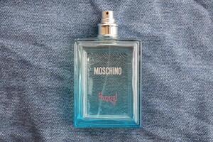 Kiew, Ukraine - - Oktober 31, 2023 Moschino komisch Blau Parfüm Flasche. Moschino ist Italienisch Luxus Mode Haus Gegründet im 1983 durch Franco Moschino foto