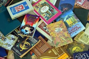 Kiew, Ukraine - - 4 dürfen, 2023 viele verschiedene alt Russisch Bücher im groß Stapel foto