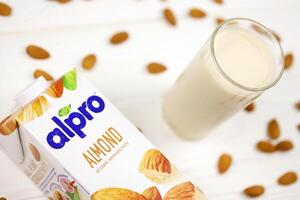 Charkiw, Ukraine - - Januar 2, 2021 alpro Mandel Vegetarier Milch Pack produziert durch europäisch Unternehmen basierend im wevelgem foto