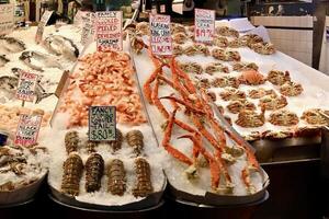 frisch Meeresfrüchte auf Eis im ein Fisch Markt foto