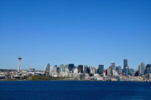 Innenstadt Seattle Horizont gesehen von das Wasser foto