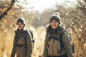 ai generiert zwei lächelnd Frauen Wandern kalt Tag foto