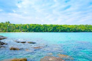 schön tropisch Strand mit Blau Himmel und Weiß Wolke und das Berg zum Reise und Ferien foto