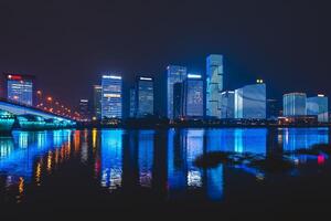 Horizont von Taijiang isttrikt von fuzhou beim Nacht durch Mindest Fluss foto