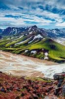 isländische Landschaftsansicht von bunten Regenbogen-vulkanischen Landmannalaugar-Bergen, Vulkanen, Tälern und dem berühmten Laugavegur-Wanderweg bei blauem Himmel, Island, Sommer foto