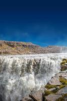 Blick über den größten und mächtigsten Wasserfall Europas namens Dettifoss in Island, in der Nähe des Myvatn-Sees, bei blauem Himmel, Sommer