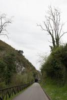 Wanderweg von oviedo nach las caldas, entlang einer alten Bahnstrecke foto