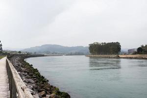 schöner Wanderweg neben dem Fluss bei Rodiles, Asturien. foto