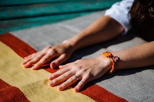 ein jung Mädchen im Weiß Kleider tut Yoga auf ein Seebrücke auf ein Sommer- sonnig Tag, Yoga Asana Pose, Morgen Gymnastik, draussen Fitness, Sonne Gruß Komplex foto