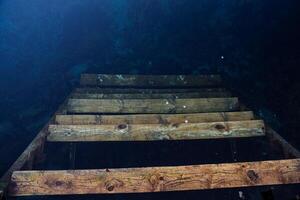 Schritte unter Wasser. das Treppe unten ist versteckt unter das Wasser. See geleert das Stufen. Betrachtung. tief ertrunken Nieder foto