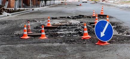 Straße Zeichen ein Weiß Pfeil auf ein Blau Hintergrund zeigt an das Weg, Straße funktioniert, Umleitung von ein gefährlich Sektion von Straße, Reparatur von das Straßenbett foto