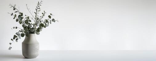 ai generiert heiter Vase mit Eukalyptus auf Weiß foto