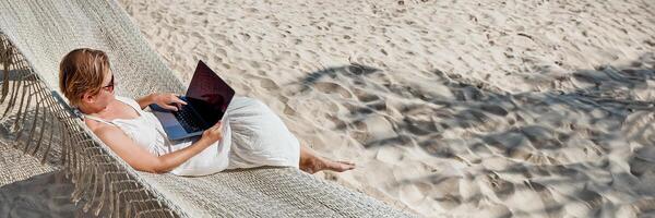 Strand Fernbedienung Arbeit im heiter Hängematte foto