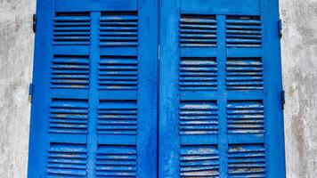 Jahrgang Blau Fensterläden auf grau Mauer foto