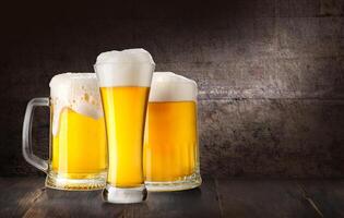 Bier Glas auf hölzern foto