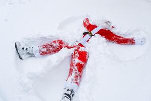 Santa claus macht Schnee Engel im das Schnee. Humor, Winter Spaß, Santa ist müde und betrunken foto