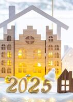 golden zahlen Nummer 2025 und winzig Zuhause auf Hintergrund von gemütlich Fenster von ein Haus mit warm Licht mit festlich Dekor von Sterne, Schnee und Girlanden. Gruß Karte, glücklich Neu Jahr, gemütlich Zuhause foto