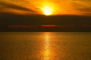 Meer und goldener Himmel Sonnenaufgang und kleine Fischerboote foto