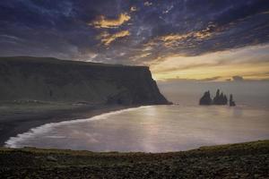 Reynisdrangar Türme Südküste Islands foto