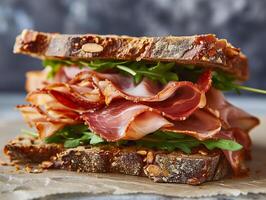 ai generiert Sandwich mit Stücke von getrocknet Fleisch Mortadella und Grüns. Italienisch Snack im Nahansicht. fotorealistisch, Hintergrund mit Bokeh Wirkung. ai generiert. foto