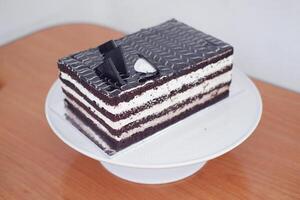 köstlich Schokolade Kuchen auf ein Weiß Teller foto