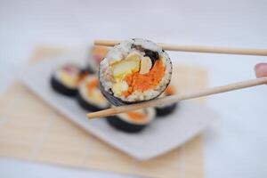 Sushi Rollen auf ein Teller auf ein Weiß Hintergrund. japanisch Essen foto